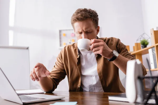 Selective Focus Businessman Drinking Coffee Pointing Laptop Office — Stock Photo, Image