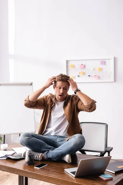 Impresionado Hombre Negocios Mirando Portátil Mientras Está Sentado Mesa Oficina — Foto de Stock