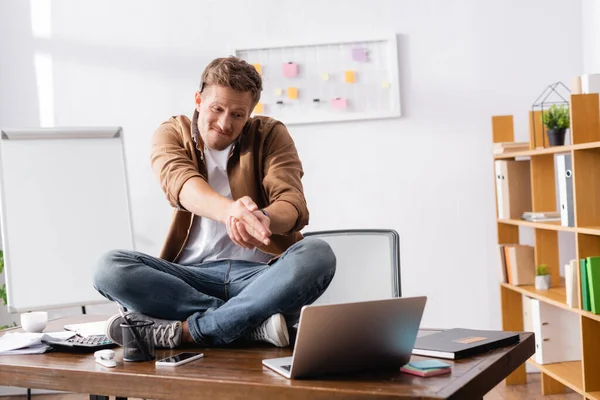 Selective Focus Young Businessman Gesturing While Sitting Laptop Stationery Office — Stock Photo, Image