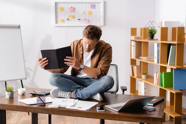 Jonge Zakenman Werkt Met Notebook Papieren Buurt Van Digitale Apparaten — Stockfoto