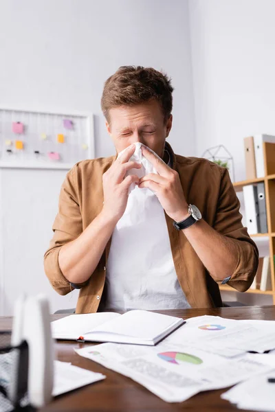 オフィスで鼻の近くにナプキンを保持病気のビジネスマンの選択的な焦点 — ストック写真