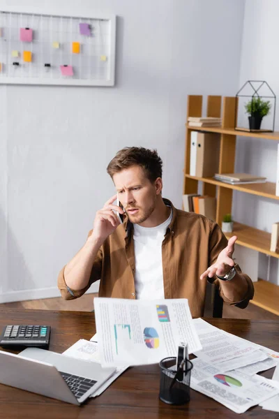 Selektiv Fokus Skeptisk Affärsman Talar Smartphone Och Kasta Papper Kontoret — Stockfoto