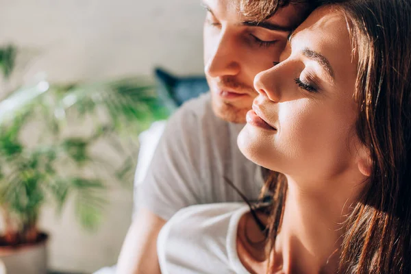 Foco Seletivo Jovem Casal Com Olhos Fechados — Fotografia de Stock