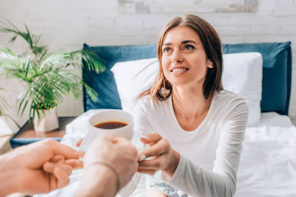 Focus Selettivo Giovane Donna Guardando Fidanzato Tenendo Mano Una Tazza — Foto Stock