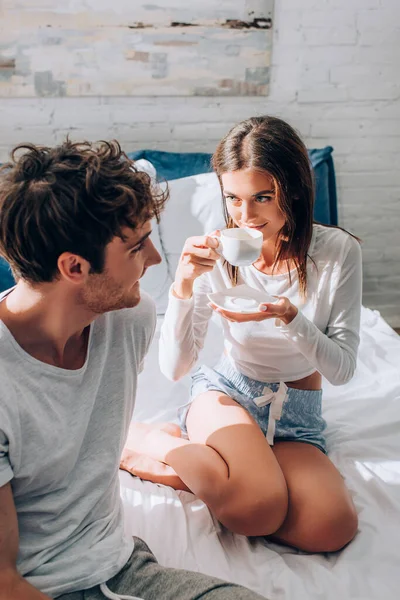Genç Bir Kadın Kahve Içiyor Erkek Arkadaşına Bakıyor — Stok fotoğraf
