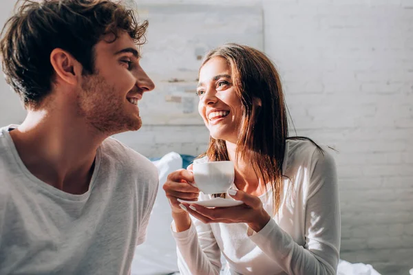 Mulher Excitada Segurando Xícara Café Olhando Para Namorado — Fotografia de Stock