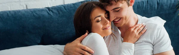 Colheita Panorâmica Jovem Casal Abraçando Uns Aos Outros Deitado Cama — Fotografia de Stock