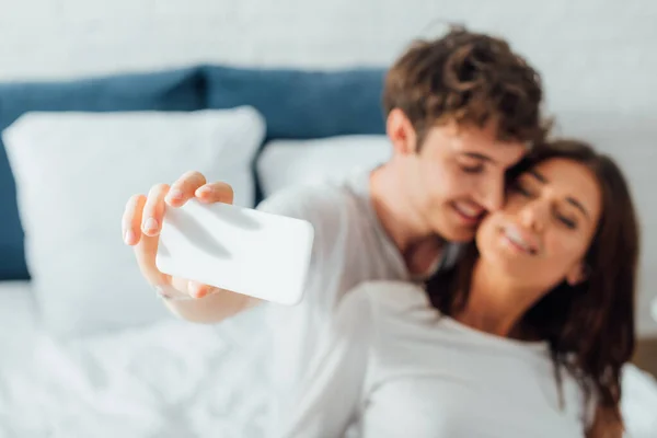 Foco Seletivo Jovem Casal Tomando Selfie Com Olhos Fechados — Fotografia de Stock