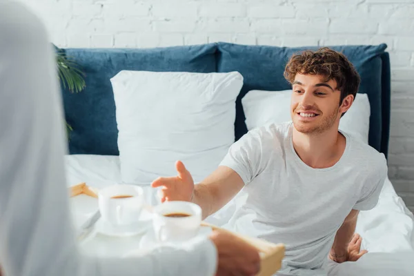 Enfoque Selectivo Del Hombre Sentado Cama Cerca Novia Con Tazas — Foto de Stock