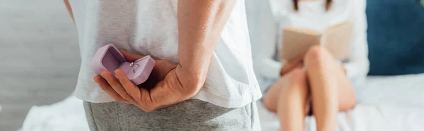 Imagen Panorámica Del Hombre Escondiendo Anillo Compromiso Detrás Espalda Cerca —  Fotos de Stock