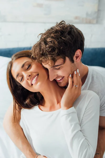 Enfoque Selectivo Del Hombre Abrazando Novia Con Anillo Compromiso Dedo — Foto de Stock