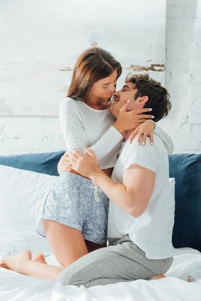 Selective Focus Young Couple Kissing Hugging Bed — Stock Photo, Image