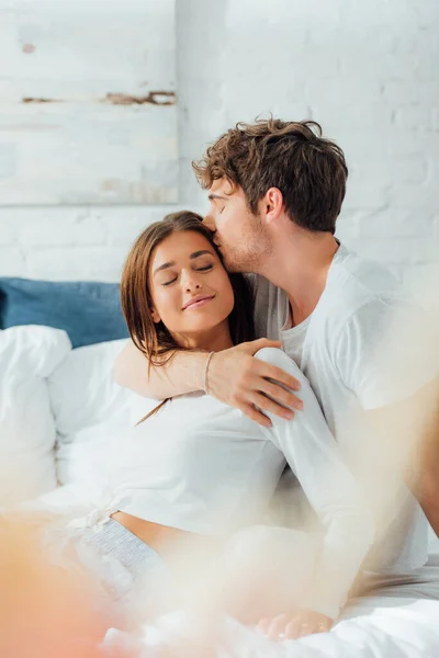 Foco Seletivo Homem Beijando Namorada Cama Manhã — Fotografia de Stock