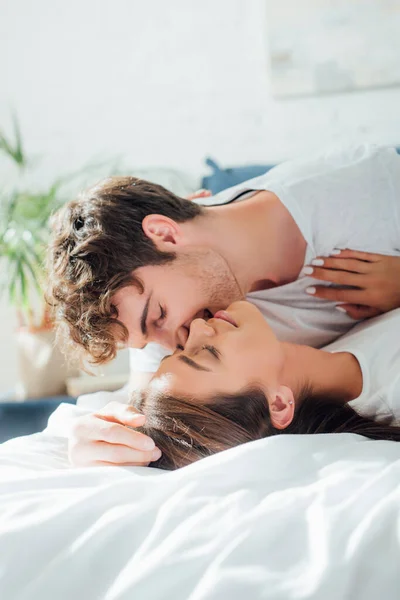 Foco Seletivo Homem Beijando Namorada Cama Manhã — Fotografia de Stock