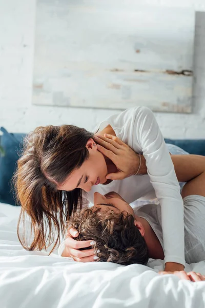 Genç Adam Sabah Yatakta Kız Arkadaşının Boynuna Dokunuyor — Stok fotoğraf
