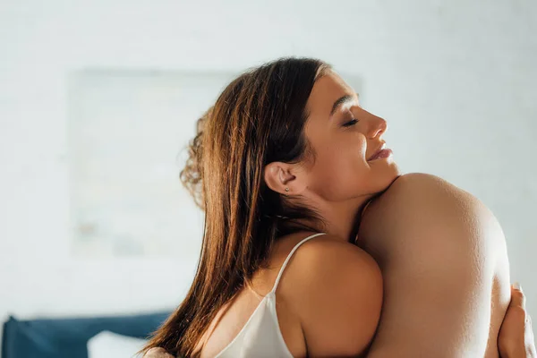 Mujer Joven Con Los Ojos Cerrados Abrazando Hombre Sin Camisa — Foto de Stock