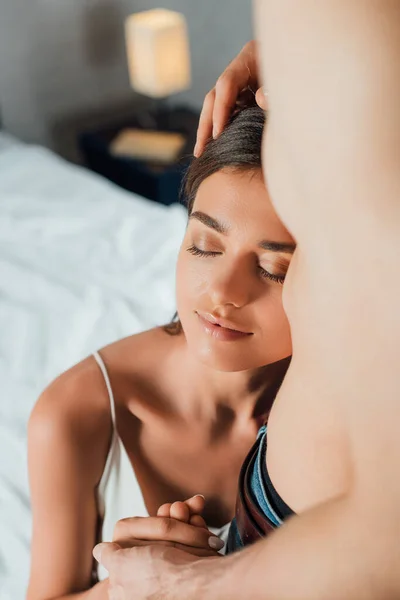 Selective Focus Muscular Man Holding Hand Young Girlfriend Bedroom — Stock Photo, Image