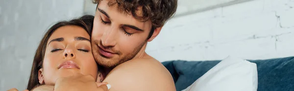 Horizontal Crop Shirtless Man Embracing Woman Bed — Stock Photo, Image