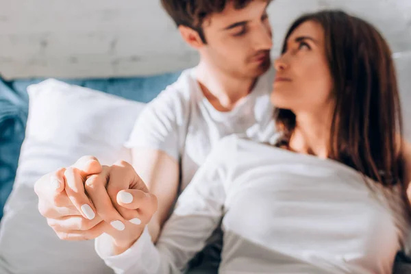 Selective Focus Young Couple Holding Hands Looking Each Other Bed — Stock Photo, Image