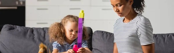 Horizontaal Beeld Van Jong Afrikaans Amerikaans Kindermeisje Gestreept Shirt Buurt — Stockfoto