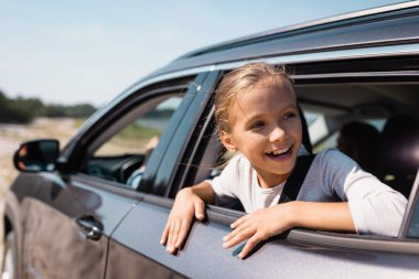 Çocuğun araba camından dışarı baktığı seçici odak 