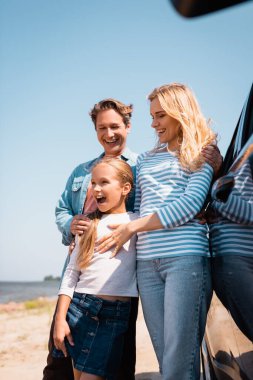 Plajda aile kucaklaşmasının seçici odak noktası. 