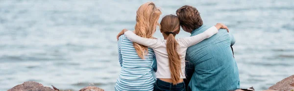 Πανοραμική Φωτογραφία Του Κοριτσιού Αγκαλιάζει Τους Γονείς Στην Παραλία Κοντά — Φωτογραφία Αρχείου