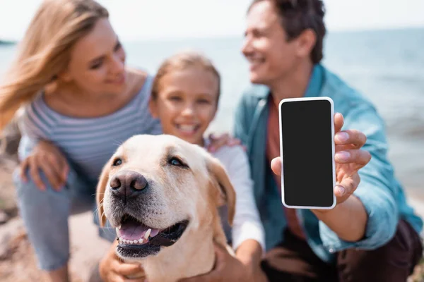 Selective Focus Man Holding Smartphone Blank Screen Family Golden Retriever — Stock Photo, Image