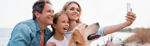 Imagen Horizontal Familia Con Golden Retriever Tomando Selfie Playa —  Fotos de Stock