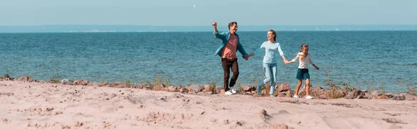 Kızın Sahilde Yürürken Ele Tutuşurken Çekilmiş Panoramik Bir Aile Fotoğrafı — Stok fotoğraf