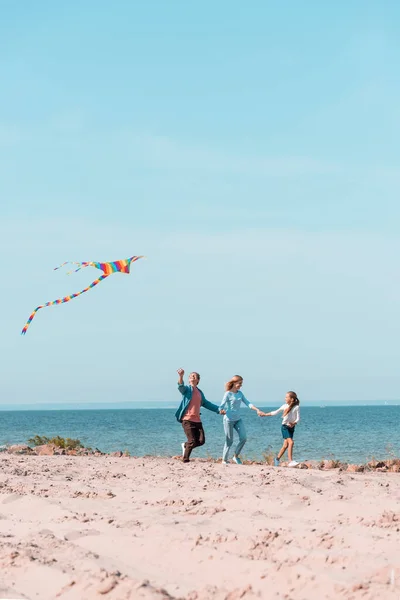 Selective Focus Family Holding Hands While Running Kite Beach Sea — Stock Photo, Image