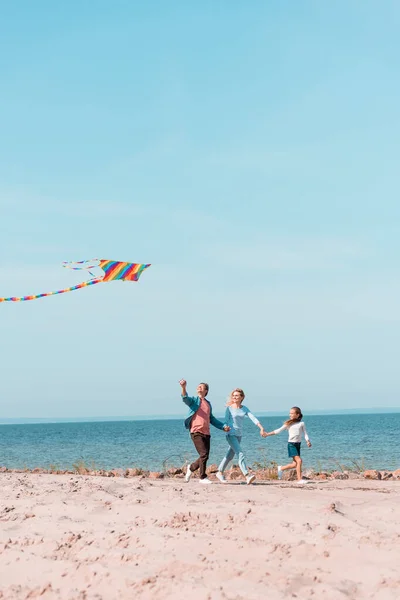 Selective Focus Family Running Kite Seaside — Stock Photo, Image