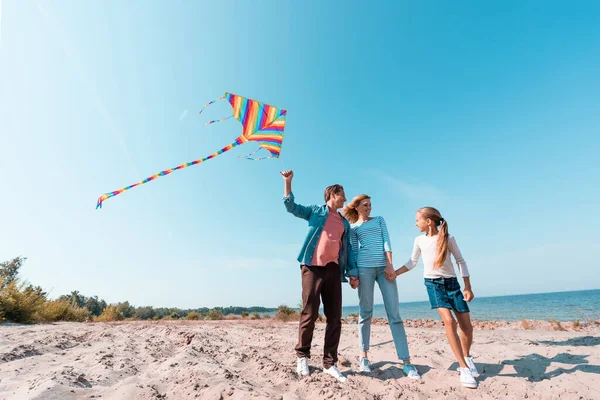 Gezin Met Kind Vlieger Hand Hand Strand Nabij Zee — Stockfoto