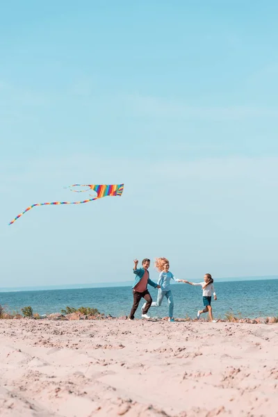 Selektywne Skupienie Rodziny Latawcem Biegającym Piasku Plażowym Podczas Wakacji — Zdjęcie stockowe