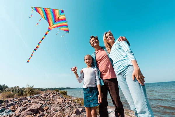 Low Angle View Man Hugging Daughter Kite Wife Vacation Seaside — Stock Photo, Image