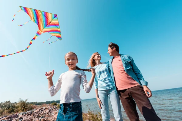 Low Angle View Child Holding Kite While Parents Hugging Beach — Stock Photo, Image