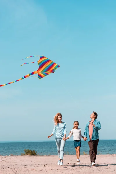 Man Holding Kite Hand Daughter Wife Beach — Stock Photo, Image