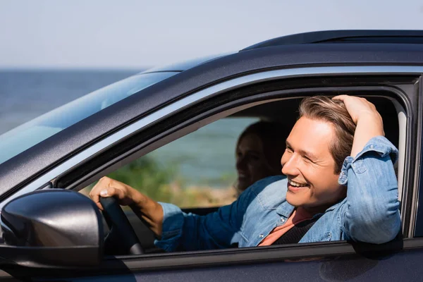 Enfoque Selectivo Del Hombre Que Conduce Coche Cerca Esposa Durante —  Fotos de Stock