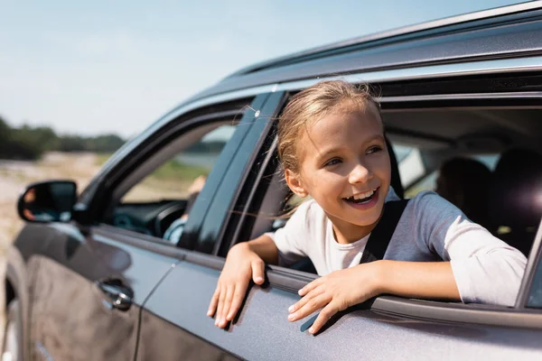 Çocuğun Araba Camından Dışarı Baktığı Seçici Odak — Stok fotoğraf
