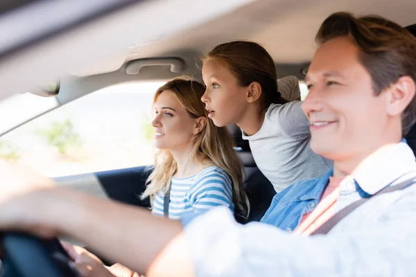 Selectieve Focus Van Geschokt Kind Reizen Met Ouders Auto — Stockfoto