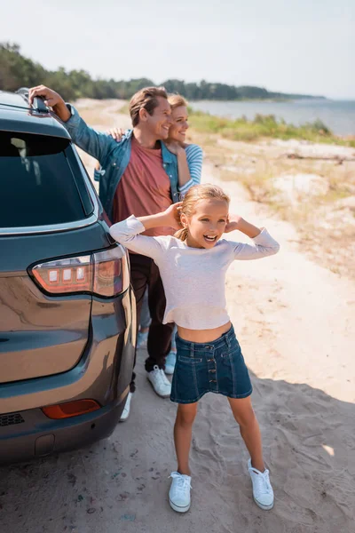 Selective Focus Child Looking Away While Parents Embracing Car Beach — Stock Photo, Image