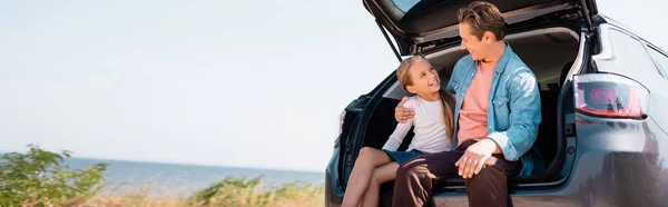 Panoramic Shot Father Hugging Daughter Car Trunk Seaside — Stock Photo, Image
