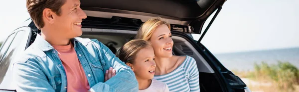 Panoramisch Beeld Van Mens Weg Kijken Buurt Van Familie Auto — Stockfoto