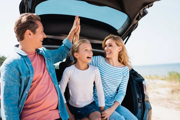 Enfoque Selectivo Los Padres Dando Alta Cinco Cerca Hija Coche — Foto de Stock