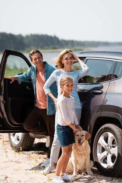 Familia Con Niño Golden Retriever Mirando Lejos Cerca Auto Aire —  Fotos de Stock