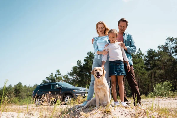 Accentul Selectiv Familiei Care Uită Golden Retriever Timpul Weekendului — Fotografie, imagine de stoc