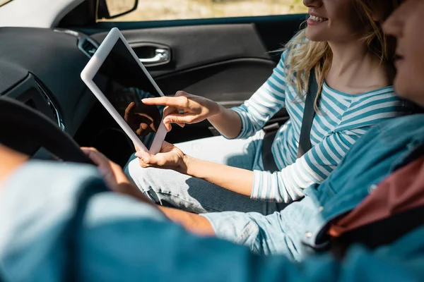 Beskuren Kvinna Som Pekar Digital Tablett Medan Man Kör Bil — Stockfoto