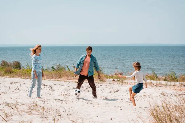 家庭在沙滩上踢足球的选择性焦点 — 图库照片