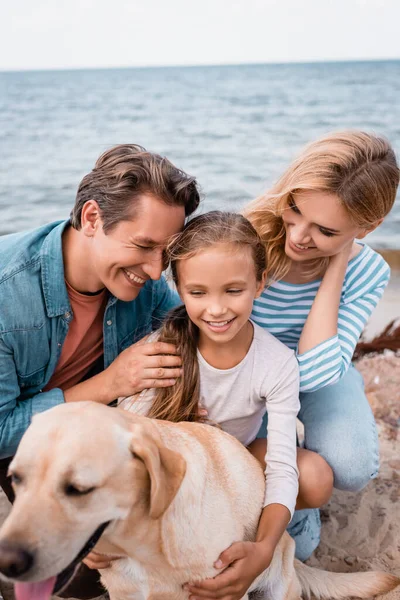 Enfoque Selectivo Padre Abrazando Hija Cerca Esposa Golden Retriever Playa —  Fotos de Stock