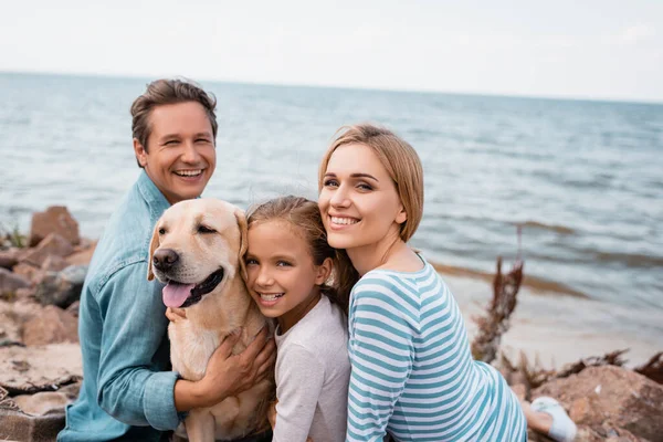 Family Child Golden Retriever Looking Camera Weekend Beach — Stock Photo, Image